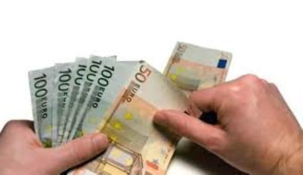 Un tânăr a fost țepuit în fața unei case de schimb valutar din Dorohoi