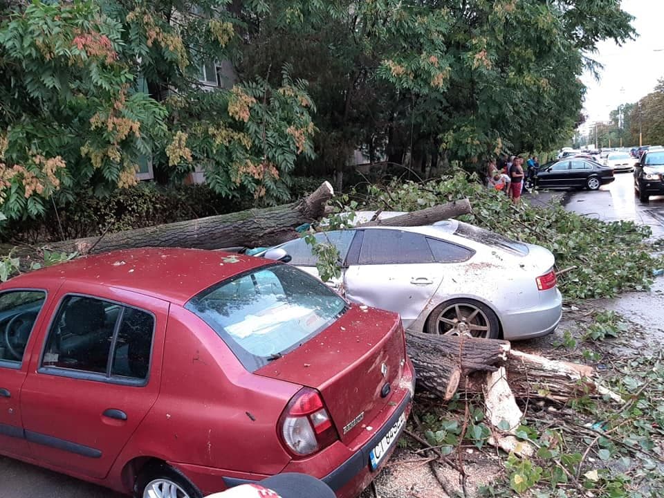 Fenomene meteo extreme în țară: Imagini incredibile la Constanța, copii luați de ape în Prahova și Tulcea, trafic blocat pe Transalpina - FOTO