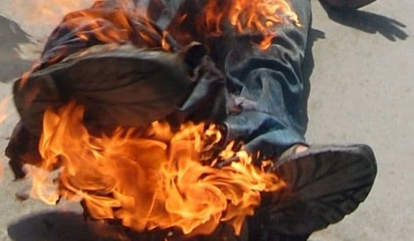 GEST EXTREM! Un bărbat supărat că l-a părăsit soția şi-a dat foc în mijlocul străzii