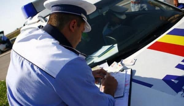 Mașină parcată regulamentar distrusă de un șofer în stare de ebrietate