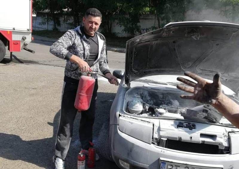 Omul potrivit, în locul potrivit. Cum a stins un pompier aflat în timpul liber incendiul izbucnit la o maşină – FOTO