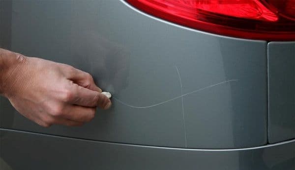 Botoșănean, reţinut pentru distrugere. A vandalizat mai multe mașini parcate