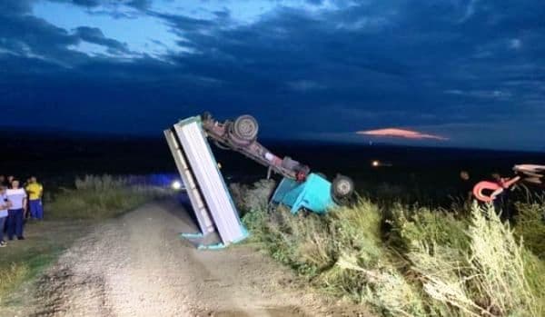 Doi tineri răniți după ce s-au răsturnat cu camioneta pe un drum acoperit cu pietriş