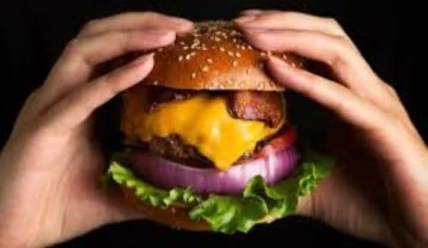 Caz șocant: Un tânăr a murit subit după ce a mâncat un hamburger