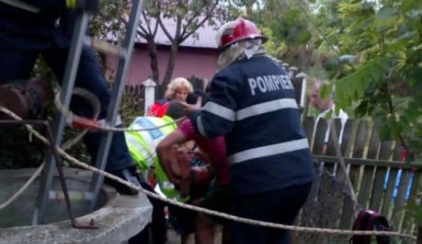 Misiune contra cronometru! Femeie scoasă dintr-o fântână adâncă de 12 de metri