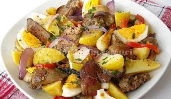 Salată caldă cu ficat de pui, cartofi și ciuperci