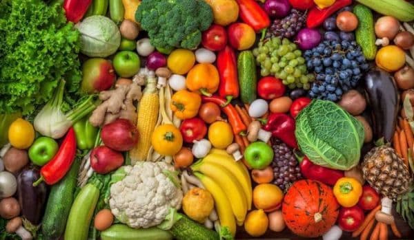 Ştii care sunt cele mai periculoase fructe şi legume? N-ai crede că au atât de multe pesticide!