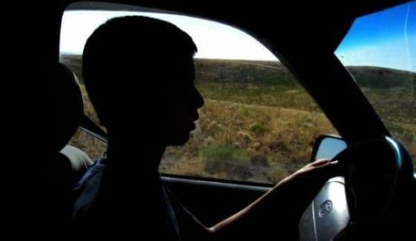 INCONŞTIENŢĂ. Un puşti de 16 ani a furat maşina părinţilor şi a provocat un accident
