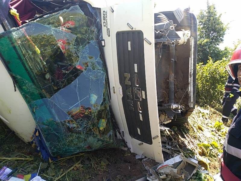 ACCIDENT! Camion încărcat cu bitum răsturnat între localitățile Stânca și Havârna - FOTO