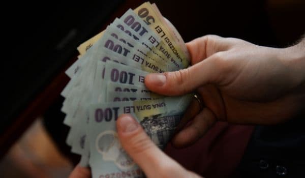 Statul îţi dă bani ca să te muţi. Se dau bani de navetă, primă de relocare şi o indemnizaţie lunară consistentă