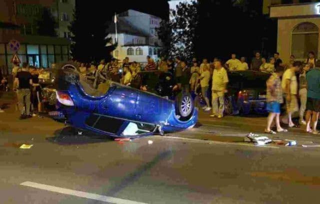 Mașină răsturnată în centrul Botoșaniului! Un obiect căzut din mașină a creat panică printre martorii accidentului