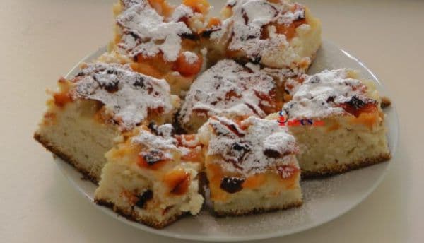 Prăjitură cu cubulețe din caise sau fructe şi aluat delicios de unt