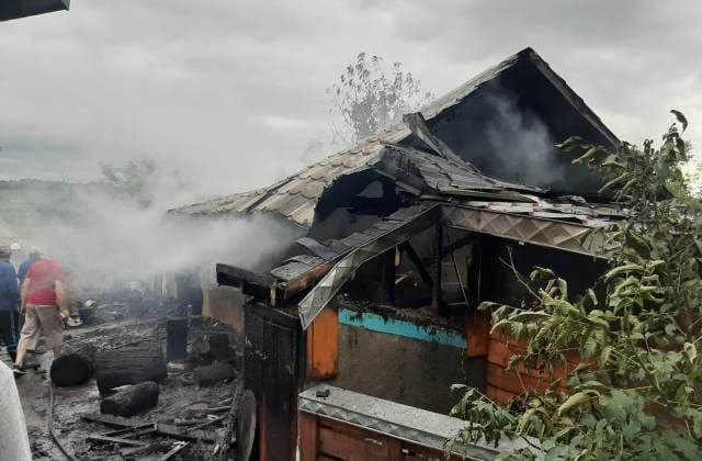 Incendiu într-o gospodărie din Ungureni! Pompierii din Dorohoi și Botoșani solicitați în sprijin - FOTO