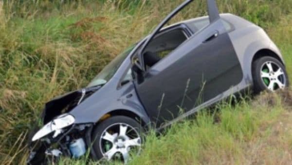 Accident! Un tânăr din Dorohoi intrat cu mașina în șanț, după ce s-a urcat băut la volan