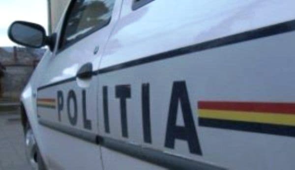 Două persoane rănite după ce un șofer mort de beat a intrat cu mașina într-un copac