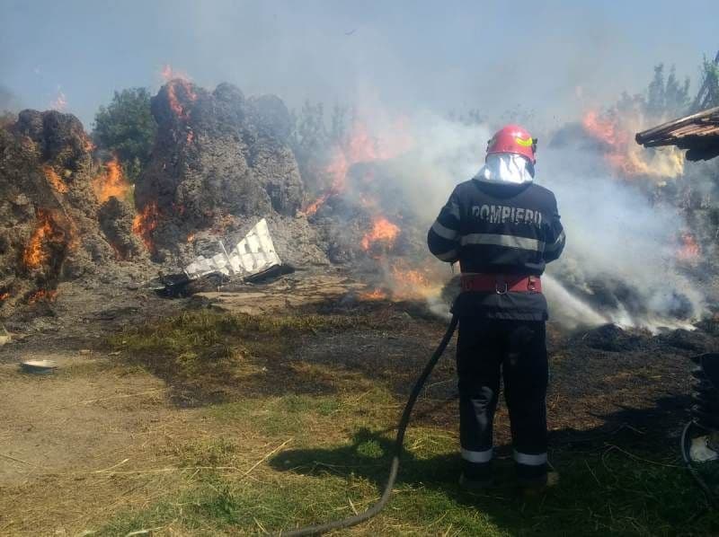 De aproape patru ore, pompierii botoșăneni se luptă cu flăcările la Stăuceni - FOTO