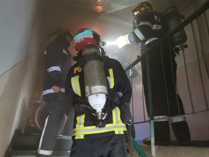 Panică într-un bloc din Botoșani! Incendiu izbucnit în camera unui apartament - FOTO