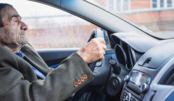 De povestit nepoților! Botoșănean de 70 de ani, prins conducând fără permis, cercetat pentru fals în înscrisuri oficiale