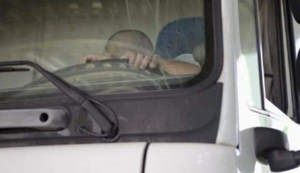 Un șofer român a fost găsit mort în cabina camionului său aflat într-o parcare din Italia 