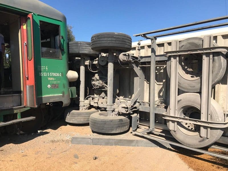 ACCIDENT GRAV! Camion lovit de tren la Dorohoi – FOTO