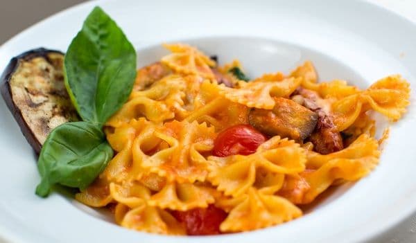 Farfalle cu sos de roșii uscate și prosciutto