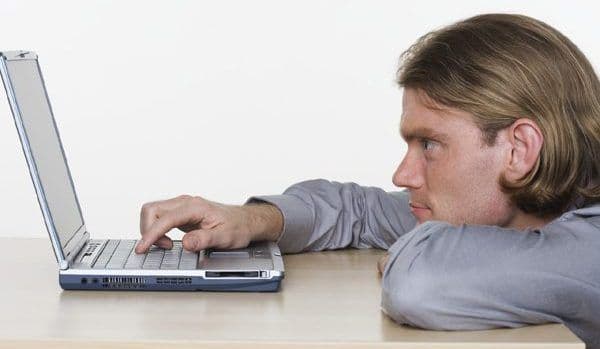 Cum să-ți protejezi vederea atunci când lucrezi mult la computer