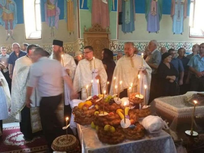 Sute de credincioși din Dorohoi au participat la slujba de înmormântare a preotului Ceobanu Costache