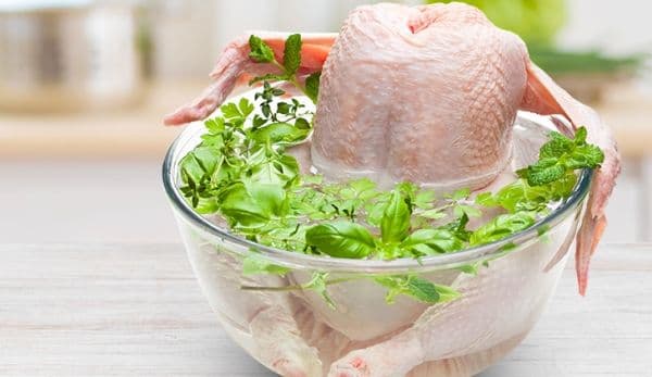 Când găteşti carne de pui, trebuie neapărat să...