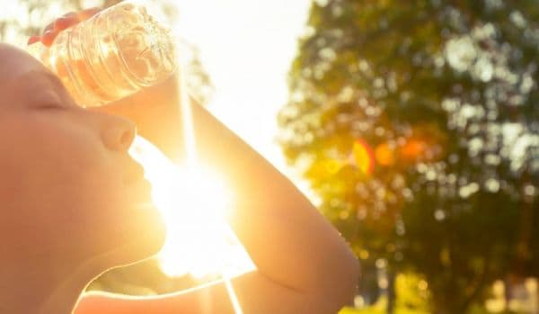 Cum să ne menținem hidratați în sezonul cald