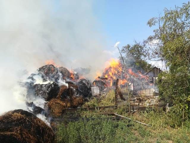 Pompierii botoșăneni intervin pentru stingerea unui incendiu puternic la un depozit de furaje - FOTO