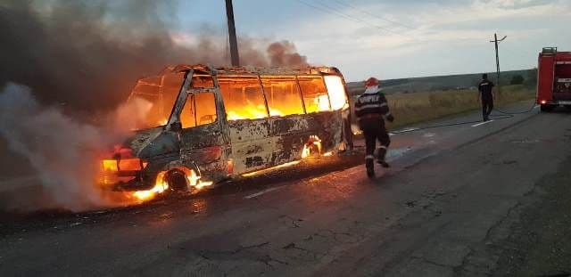 Panică pe un drum național din Botoșani! Un microbuz cu călători a luat foc - FOTO