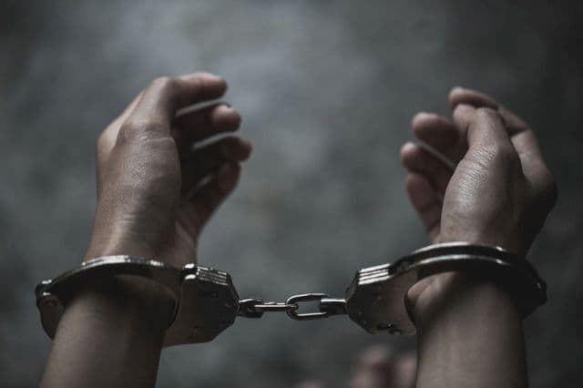 Tineri botoșăneni reţinuţi pentru 24 de ore după ce au făcut scandal într-un local 