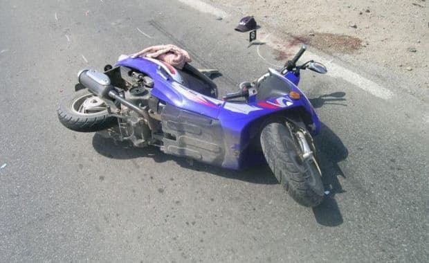 Tânăr beat și fără permis a ieșit la plimbare cu mopedul și a produs un accident