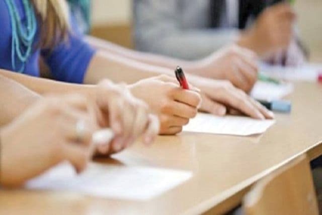 Elevii care nu iau 5 la Evaluarea Națională nu mai intră la liceu. Aceștia vor fi repartizați la profesională