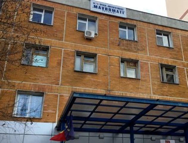 Un bărbat s-a aruncat în cap de la etajul al doilea al Spitalului Județean