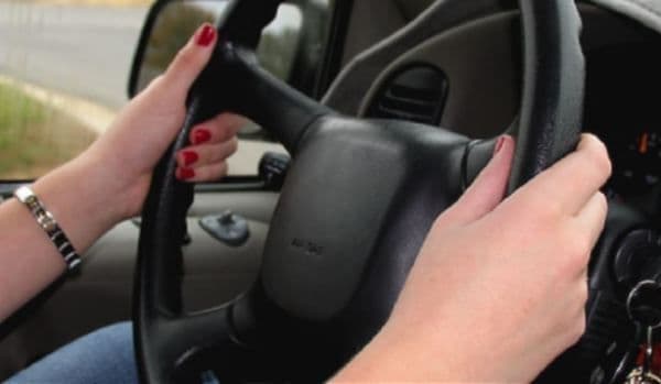 Tânără de 20 ani fără permis auto, prinsă de polițiști în timp ce conducea un autoturism cu semiremocă 
