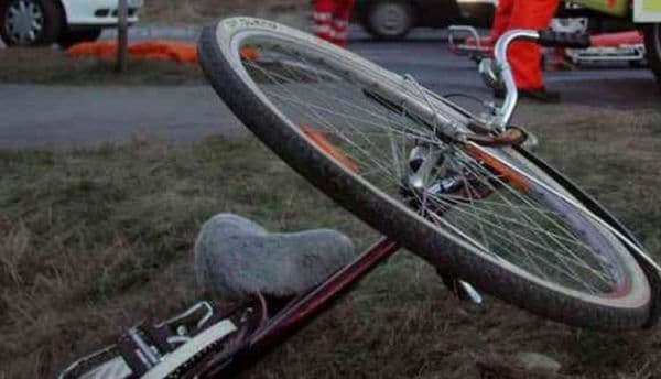 Biciclist mort de beat, transportat la spital după ce a căzut de pe bicicletă