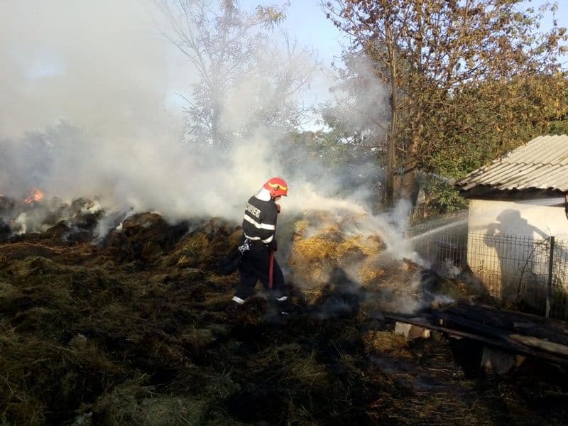 Incendiu uriaș: Pompierii din Dorohoi încearcă să stingă un incendiu care riscă să se extindă la o casă – FOTO