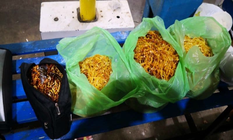 Chihlimbar sub formă de șiraguri de mărgele, ascuns în bagajele și pe corpul unui cetățean turc - FOTO