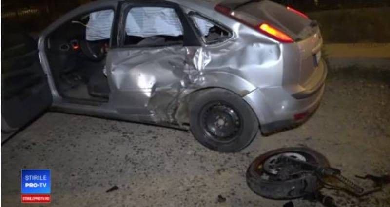 Doi tineri din Botoşani în stare gravă, după ce motocicleta pe care se aflau a lovit violent o maşină
