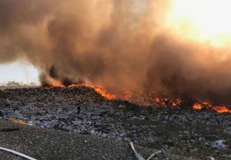 Mobilizare în forță: Incendiu URIAȘ la groapa de gunoi din comuna Stăuceni - FOTO