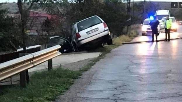 Plouă la început de septembrie cu ....accidente! Un șofer a ajuns cu mașina în parapetul de pe marginea drumului