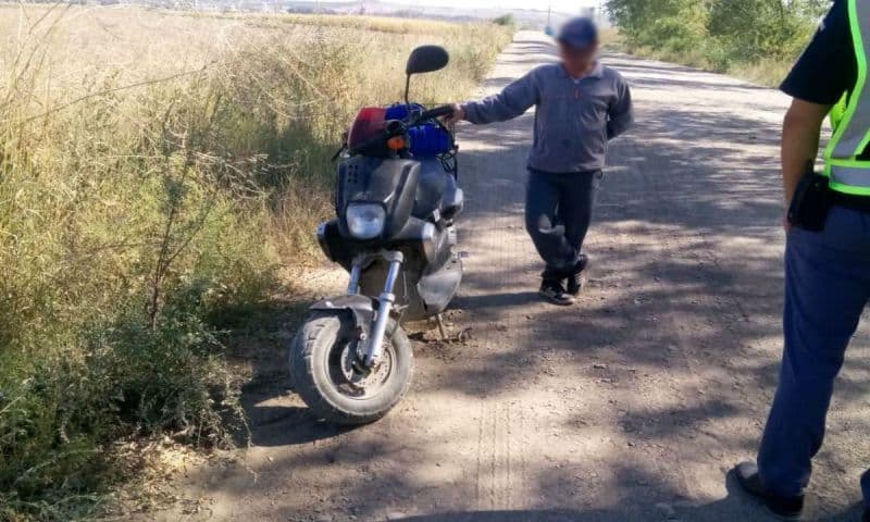 Depistat în trafic Poliţiştii de frontieră din Dorohoi, fără permis şi cu mopedul neînregistrat