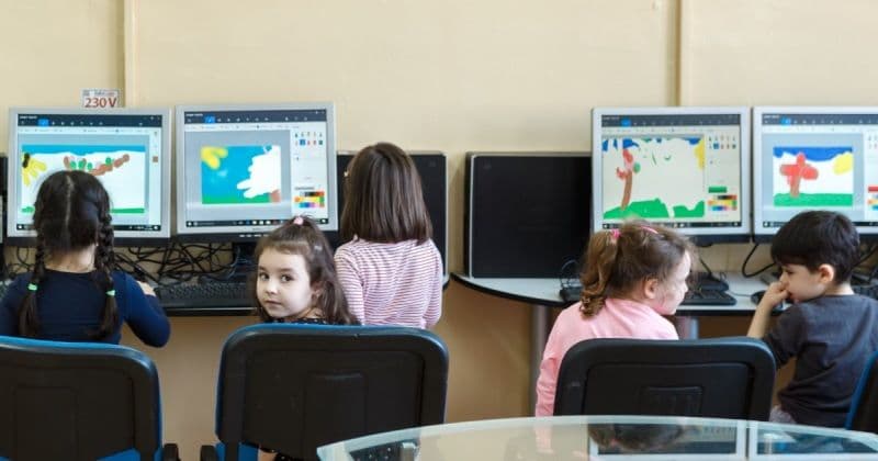 Ateliere Fără Frontiere sprijină cu 300 de calculatoare copiii și tinerii din medii defavorizate