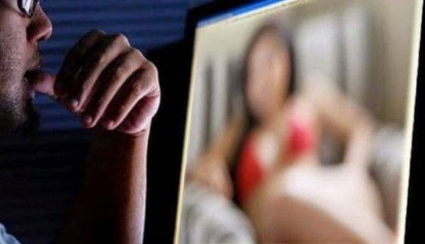 Un bărbat de 40 de ani din Dorohoi a convins o minoră să producă filmări și fotografii dezbrăcată, apoi a șantajat-o