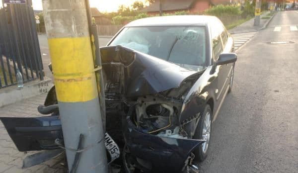 Urcat băut la volan, un bătrân de 73 de ani a intrat cu mașina într-un stâlp