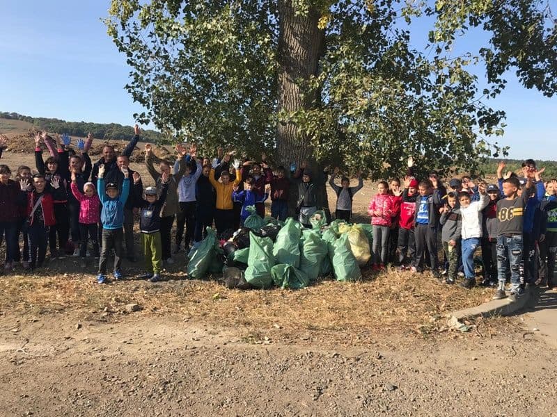 Sute de voluntari au luat parte la acţiunea de ecologizare „Let’s do it, România” în Dorohoi - FOTO