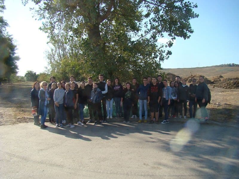„Let`s Do It, Romania”: La Dorohoi, 42 de elevi de la Colegiul National „Grigore Ghica” au făcut curăţenie în mai multe zone din oraş - FOTO