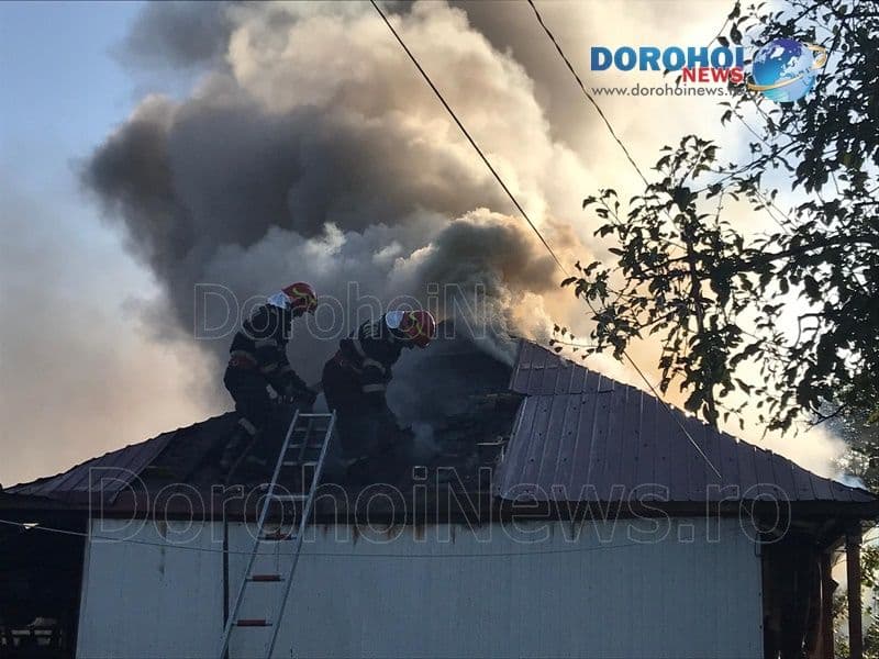 Două case din Dorohoi cuprinse de flăcări. Pompierii au intervenit pentru stingere - FOTO