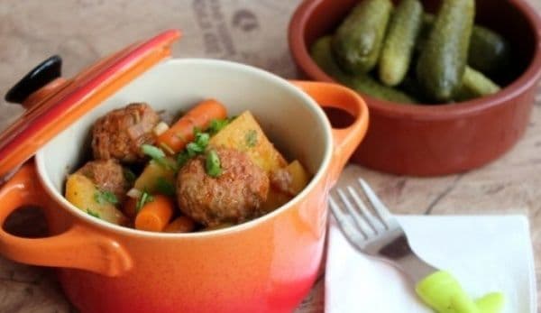Tocaniţă de cartofi cu morcovi şi perişoare